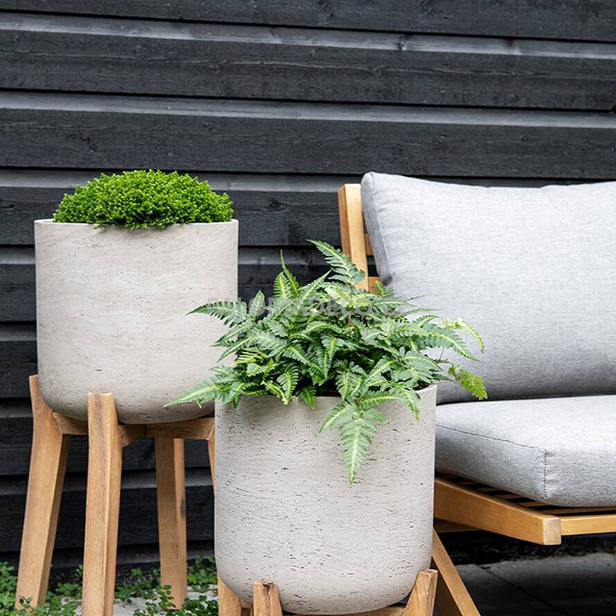 Květináče Charlie na nožkách v šedém odstínu kombinují moderní design s praktickým zvýšením, které usnadňuje údržbu rostlin.
