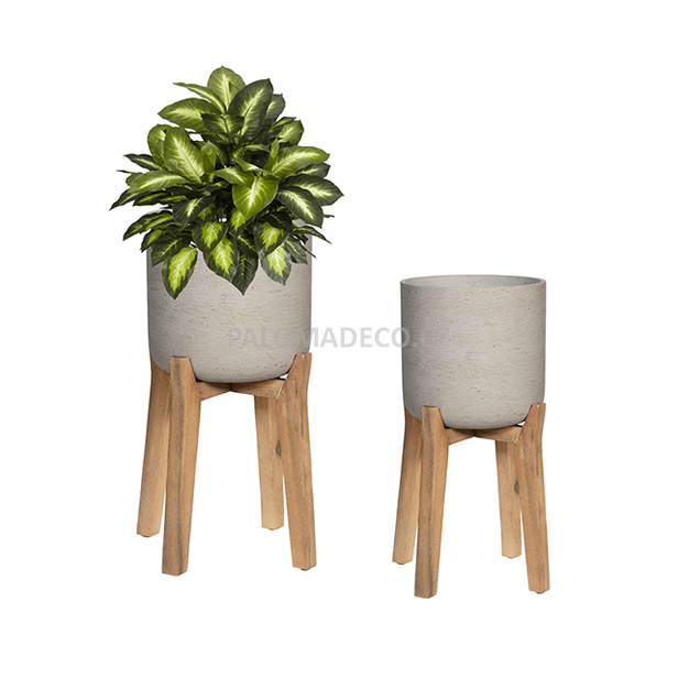 Květináče Charlie na nožkách v šedém odstínu kombinují moderní design s praktickým zvýšením, které usnadňuje údržbu rostlin.